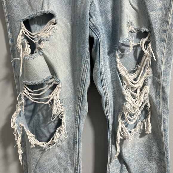 Aeropostale light wash distressed mom jeans - Picture 3 of 8
